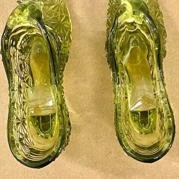 Vintage Clear Avocado Green Starburst Pinwheel Fan Pressed Art Glass Shoes - Picture 14 of 16